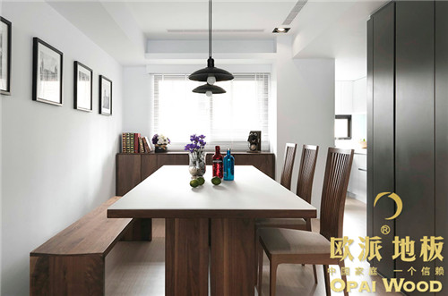 在木地板襯托下,餐廳成為一個亮點