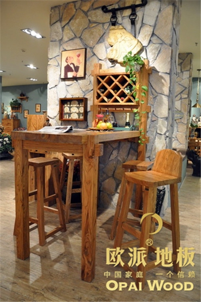 在木地板襯托下,餐廳成為一個亮點